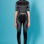 Το Flux Top της Peace + Chaos συνδυάζει δυναμικό sporty χαρακτήρα με ένα ξεχωριστό, statement print. Παράλληλα, η μαύρη βάση δημιουργεί ένα minimal αποτέλεσμα, ενώ το ιδιαίτερο placement print προσθέτει ένταση και μοναδικό χαρακτήρα σε κάθε εμφάνιση.