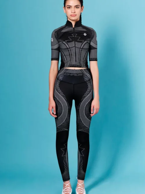 Το Flux Top της Peace + Chaos συνδυάζει δυναμικό sporty χαρακτήρα με ένα ξεχωριστό, statement print. Παράλληλα, η μαύρη βάση δημιουργεί ένα minimal αποτέλεσμα, ενώ το ιδιαίτερο placement print προσθέτει ένταση και μοναδικό χαρακτήρα σε κάθε εμφάνιση.