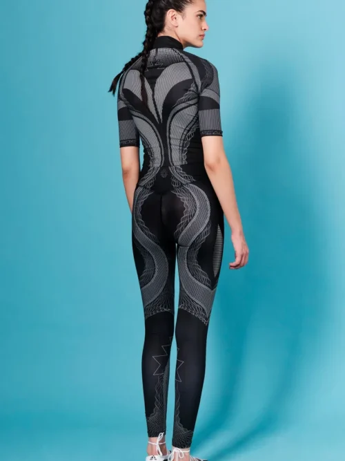Το Flux Top της Peace + Chaos συνδυάζει δυναμικό sporty χαρακτήρα με ένα ξεχωριστό, statement print. Παράλληλα, η μαύρη βάση δημιουργεί ένα minimal αποτέλεσμα, ενώ το ιδιαίτερο placement print προσθέτει ένταση και μοναδικό χαρακτήρα σε κάθε εμφάνιση.