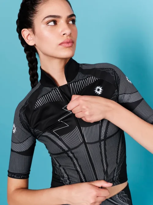 Το Flux Top της Peace + Chaos συνδυάζει δυναμικό sporty χαρακτήρα με ένα ξεχωριστό, statement print. Παράλληλα, η μαύρη βάση δημιουργεί ένα minimal αποτέλεσμα, ενώ το ιδιαίτερο placement print προσθέτει ένταση και μοναδικό χαρακτήρα σε κάθε εμφάνιση.
