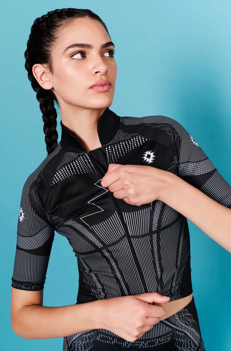 Το Flux Top της Peace + Chaos συνδυάζει δυναμικό sporty χαρακτήρα με ένα ξεχωριστό, statement print. Παράλληλα, η μαύρη βάση δημιουργεί ένα minimal αποτέλεσμα, ενώ το ιδιαίτερο placement print προσθέτει ένταση και μοναδικό χαρακτήρα σε κάθε εμφάνιση.