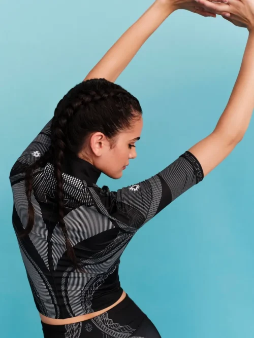 Το Flux Top της Peace + Chaos συνδυάζει δυναμικό sporty χαρακτήρα με ένα ξεχωριστό, statement print. Παράλληλα, η μαύρη βάση δημιουργεί ένα minimal αποτέλεσμα, ενώ το ιδιαίτερο placement print προσθέτει ένταση και μοναδικό χαρακτήρα σε κάθε εμφάνιση.