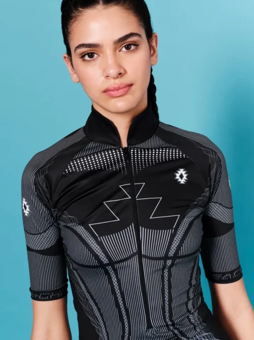 Το Flux Top της Peace + Chaos συνδυάζει δυναμικό sporty χαρακτήρα με ένα ξεχωριστό, statement print. Παράλληλα, η μαύρη βάση δημιουργεί ένα minimal αποτέλεσμα, ενώ το ιδιαίτερο placement print προσθέτει ένταση και μοναδικό χαρακτήρα σε κάθε εμφάνιση.