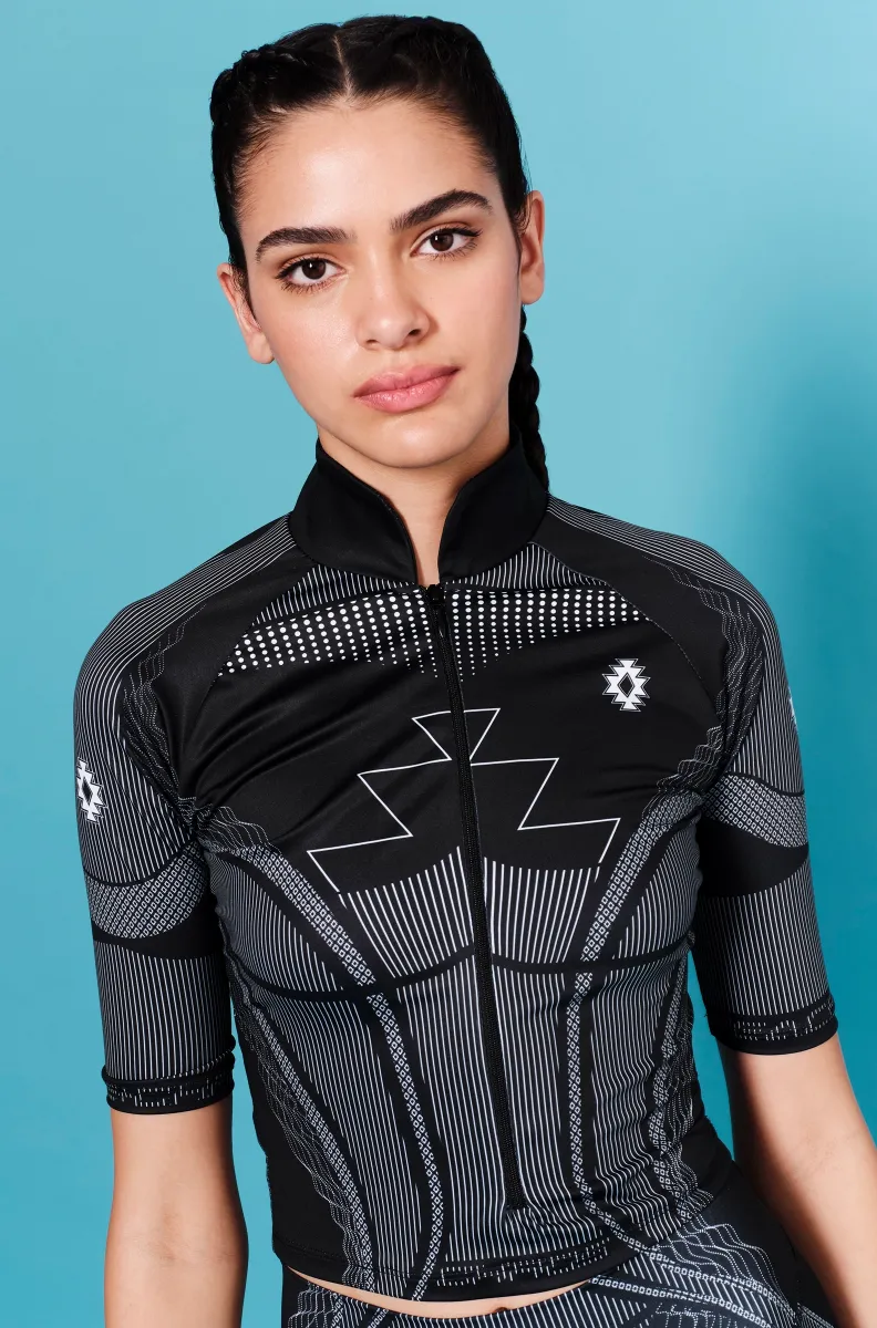 Το Flux Top της Peace + Chaos συνδυάζει δυναμικό sporty χαρακτήρα με ένα ξεχωριστό, statement print. Παράλληλα, η μαύρη βάση δημιουργεί ένα minimal αποτέλεσμα, ενώ το ιδιαίτερο placement print προσθέτει ένταση και μοναδικό χαρακτήρα σε κάθε εμφάνιση.
