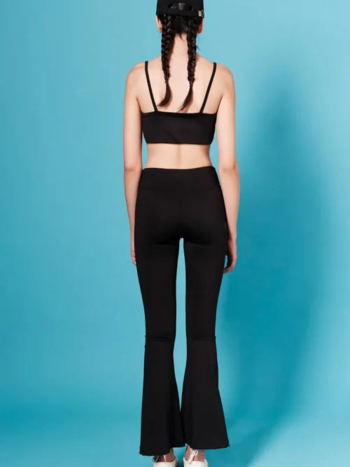 Το Stillness Sports Bra της Peace + Chaos συνδυάζει άνεση, minimal αισθητική και ιδιαίτερο συμβολισμό.