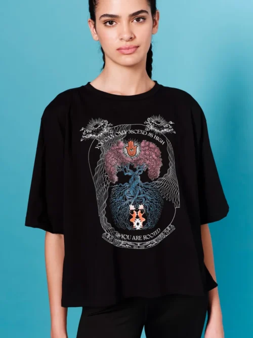Το Anavasis T-Shirt της Peace + Chaos συνδυάζει minimal αισθητική, άνεση και ένα ιδιαίτερο μήνυμα.