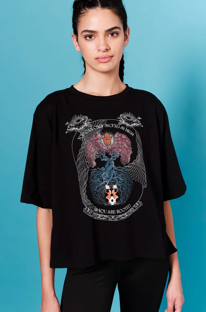 Το Anavasis T-Shirt της Peace + Chaos συνδυάζει minimal αισθητική, άνεση και ένα ιδιαίτερο μήνυμα.