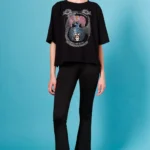 Το Anavasis T-Shirt της Peace + Chaos συνδυάζει minimal αισθητική, άνεση και ένα ιδιαίτερο μήνυμα.