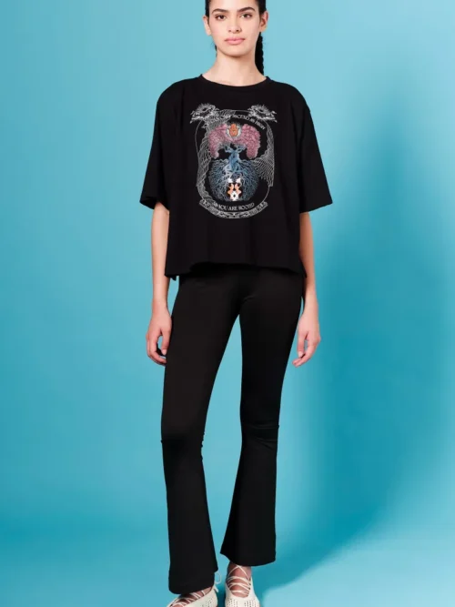 Το Anavasis T-Shirt της Peace + Chaos συνδυάζει minimal αισθητική, άνεση και ένα ιδιαίτερο μήνυμα.