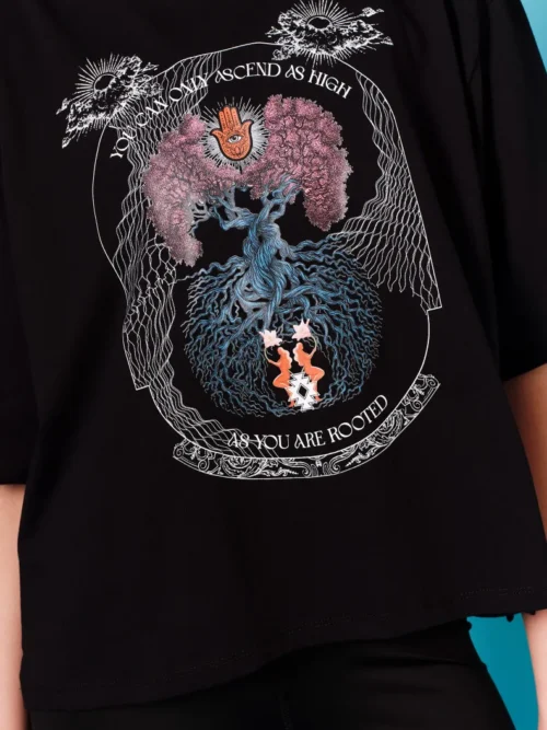 Το Anavasis T-Shirt της Peace + Chaos συνδυάζει minimal αισθητική, άνεση και ένα ιδιαίτερο μήνυμα.