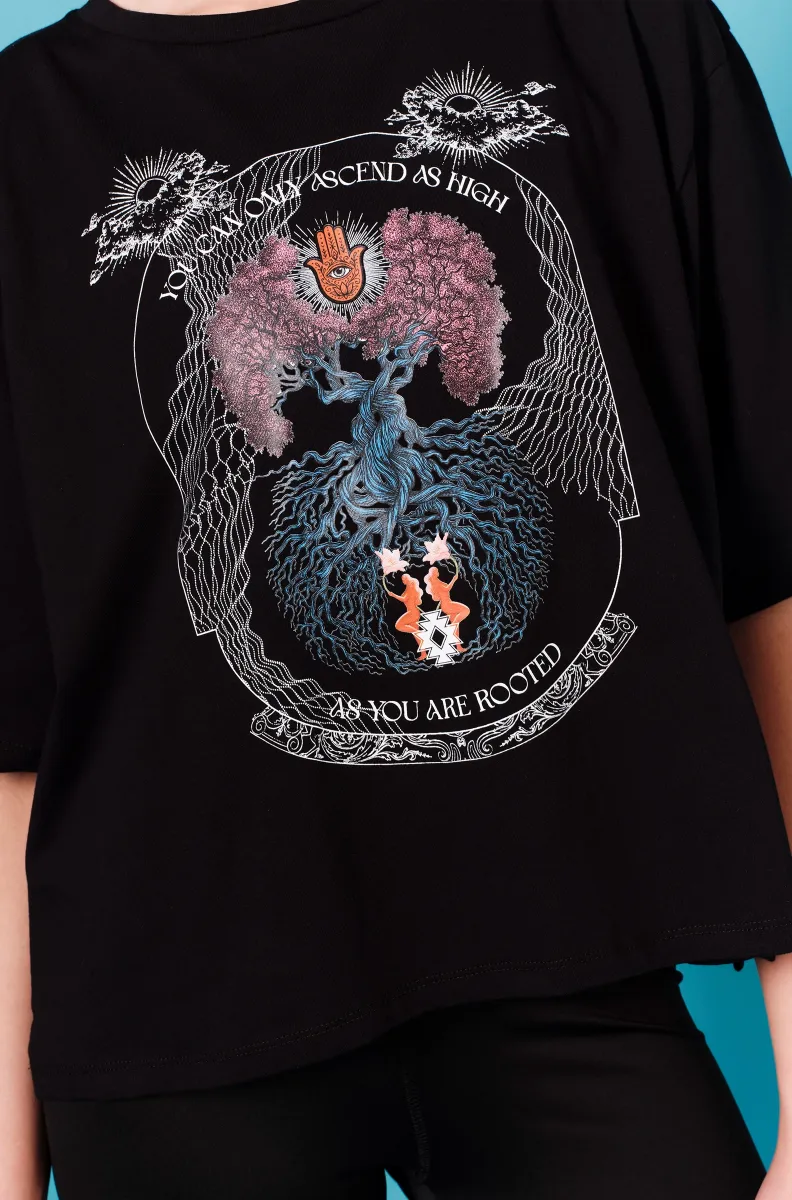 Το Anavasis T-Shirt της Peace + Chaos συνδυάζει minimal αισθητική, άνεση και ένα ιδιαίτερο μήνυμα.