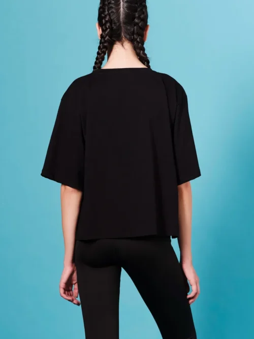 Το Anavasis T-Shirt της Peace + Chaos συνδυάζει minimal αισθητική, άνεση και ένα ιδιαίτερο μήνυμα.