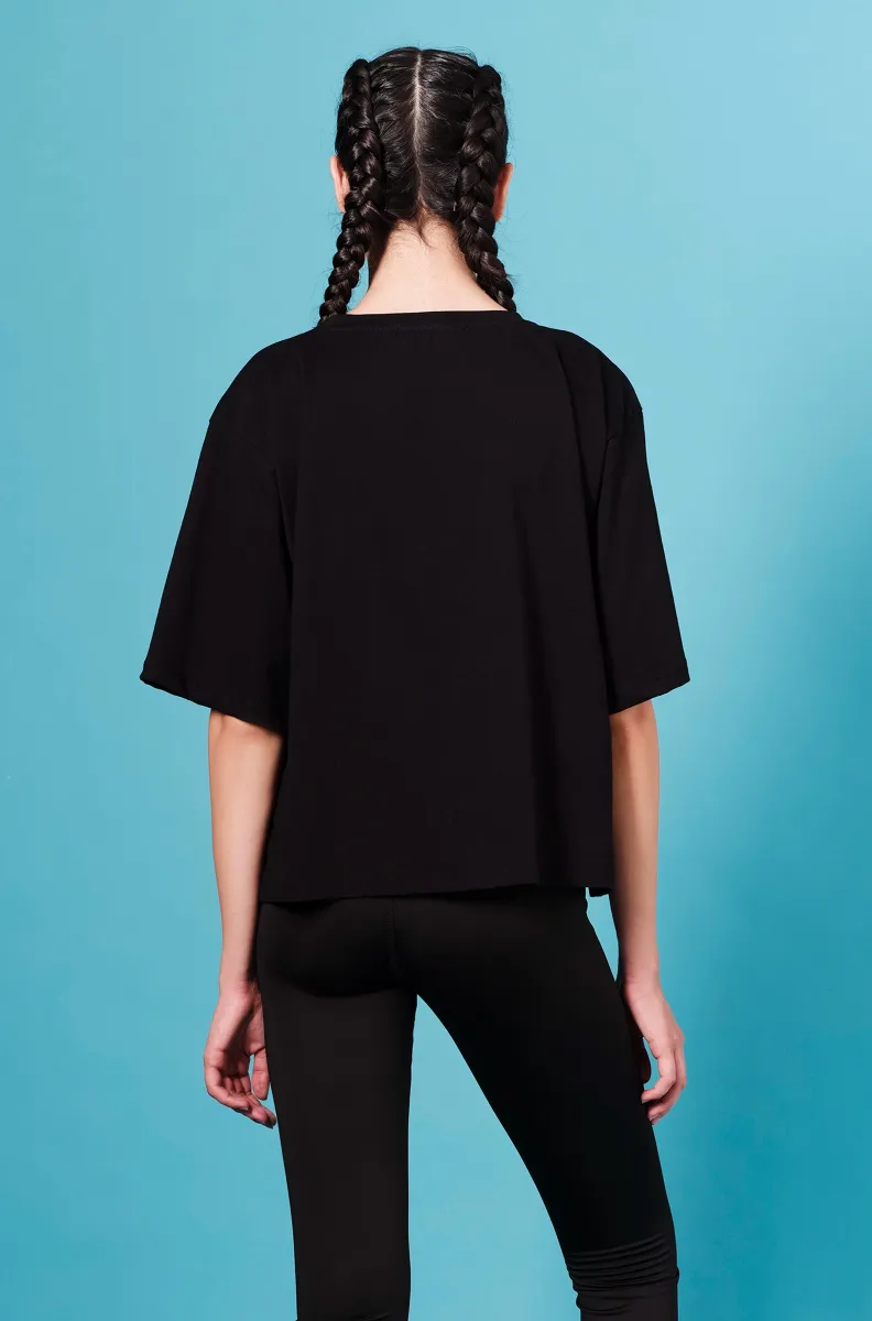 Το Anavasis T-Shirt της Peace + Chaos συνδυάζει minimal αισθητική, άνεση και ένα ιδιαίτερο μήνυμα.