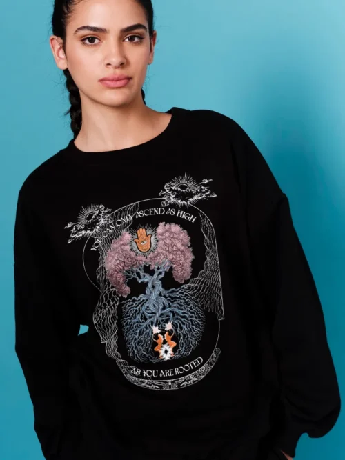 Το Anavasis Jumper της Peace + Chaos συνδυάζει άνεση, διαχρονικό design και ένα ιδιαίτερο μήνυμα. Σε μαύρη απόχρωση, το sweatshirt διαθέτει ένα εντυπωσιακό screen print με το Δέντρο της Ζωής, μαζί με το εμπνευσμένο μήνυμα «You can only ascend as highly as you are rooted».
