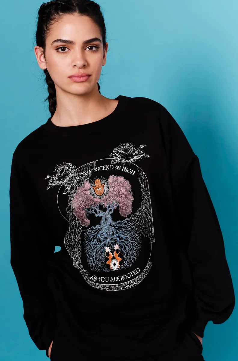 Το Anavasis Jumper της Peace + Chaos συνδυάζει άνεση, διαχρονικό design και ένα ιδιαίτερο μήνυμα. Σε μαύρη απόχρωση, το sweatshirt διαθέτει ένα εντυπωσιακό screen print με το Δέντρο της Ζωής, μαζί με το εμπνευσμένο μήνυμα «You can only ascend as highly as you are rooted».