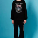 Το Anavasis Jumper της Peace + Chaos συνδυάζει άνεση, διαχρονικό design και ένα ιδιαίτερο μήνυμα. Σε μαύρη απόχρωση, το sweatshirt διαθέτει ένα εντυπωσιακό screen print με το Δέντρο της Ζωής, μαζί με το εμπνευσμένο μήνυμα «You can only ascend as highly as you are rooted».