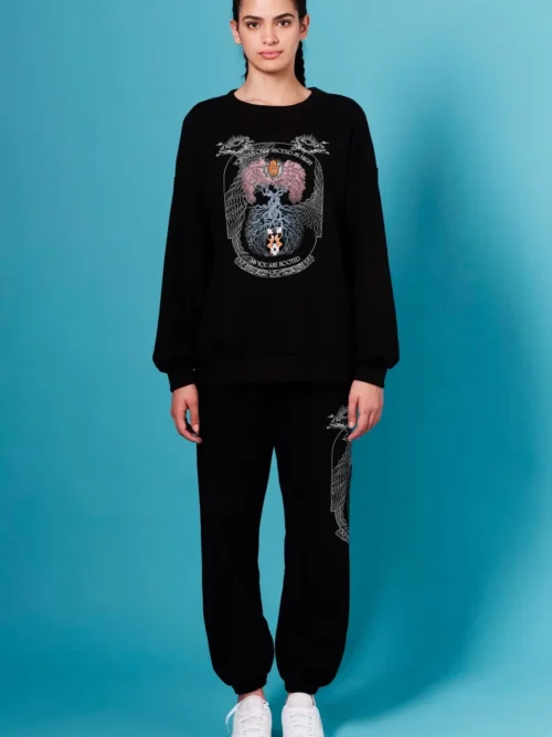 Το Anavasis Jumper της Peace + Chaos συνδυάζει άνεση, διαχρονικό design και ένα ιδιαίτερο μήνυμα. Σε μαύρη απόχρωση, το sweatshirt διαθέτει ένα εντυπωσιακό screen print με το Δέντρο της Ζωής, μαζί με το εμπνευσμένο μήνυμα «You can only ascend as highly as you are rooted».