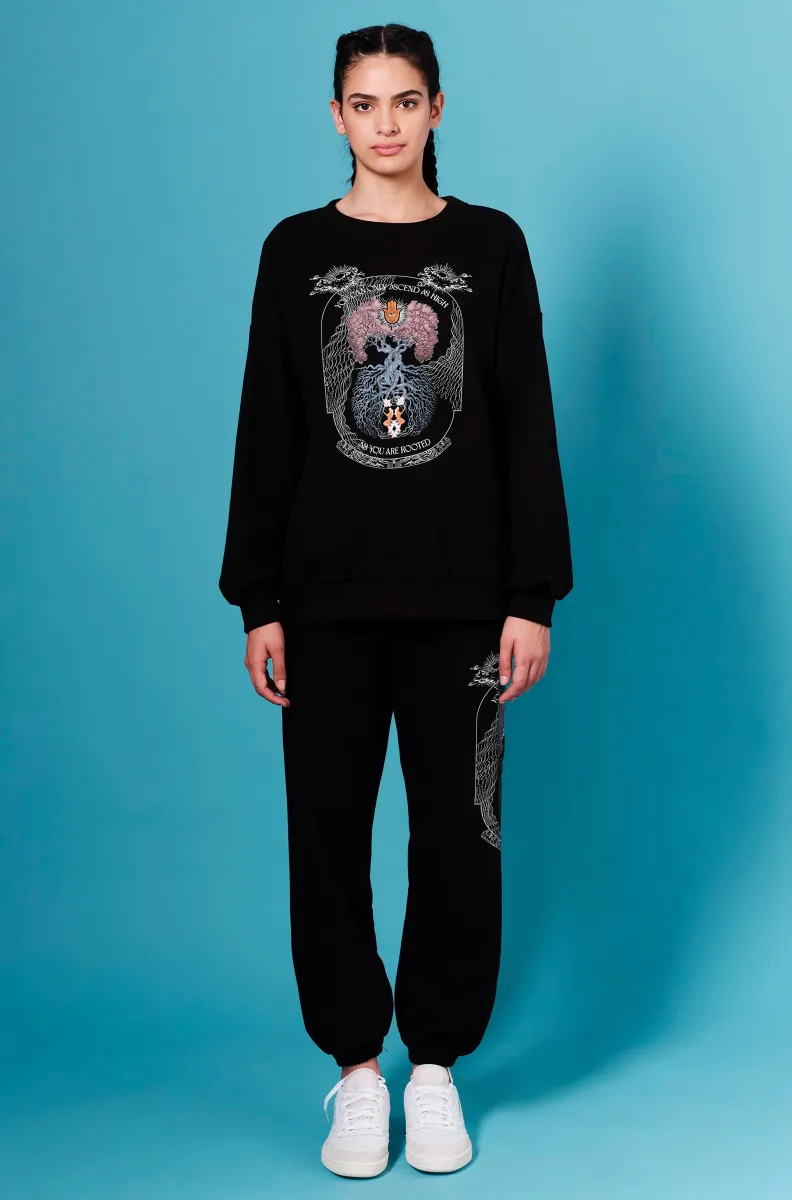 Το Anavasis Jumper της Peace + Chaos συνδυάζει άνεση, διαχρονικό design και ένα ιδιαίτερο μήνυμα. Σε μαύρη απόχρωση, το sweatshirt διαθέτει ένα εντυπωσιακό screen print με το Δέντρο της Ζωής, μαζί με το εμπνευσμένο μήνυμα «You can only ascend as highly as you are rooted».
