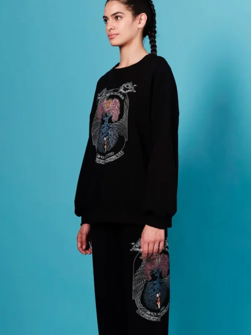 Το Anavasis Jumper της Peace + Chaos συνδυάζει άνεση, διαχρονικό design και ένα ιδιαίτερο μήνυμα. Σε μαύρη απόχρωση, το sweatshirt διαθέτει ένα εντυπωσιακό screen print με το Δέντρο της Ζωής, μαζί με το εμπνευσμένο μήνυμα «You can only ascend as highly as you are rooted».