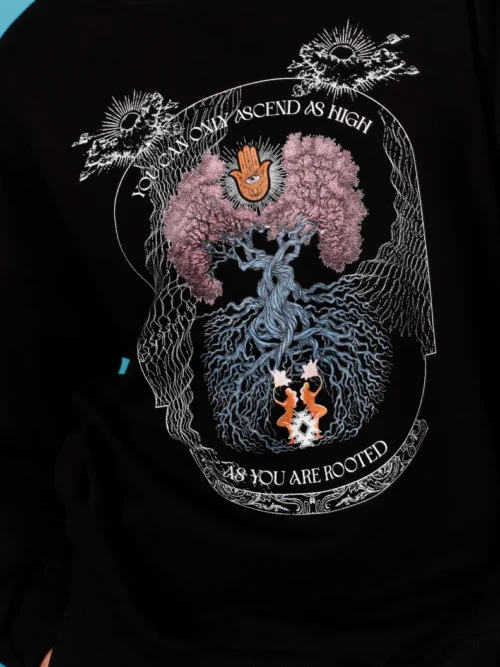 Το Anavasis Jumper της Peace + Chaos συνδυάζει άνεση, διαχρονικό design και ένα ιδιαίτερο μήνυμα. Σε μαύρη απόχρωση, το sweatshirt διαθέτει ένα εντυπωσιακό screen print με το Δέντρο της Ζωής, μαζί με το εμπνευσμένο μήνυμα «You can only ascend as highly as you are rooted».