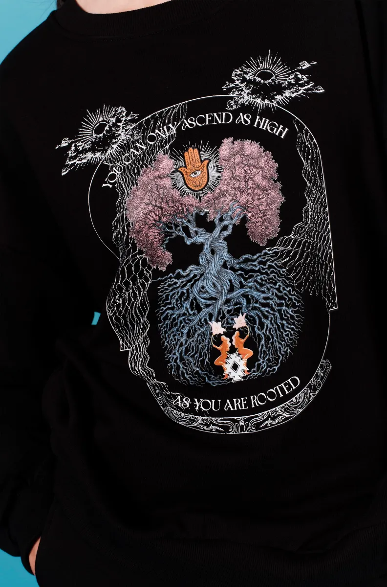 Το Anavasis Jumper της Peace + Chaos συνδυάζει άνεση, διαχρονικό design και ένα ιδιαίτερο μήνυμα. Σε μαύρη απόχρωση, το sweatshirt διαθέτει ένα εντυπωσιακό screen print με το Δέντρο της Ζωής, μαζί με το εμπνευσμένο μήνυμα «You can only ascend as highly as you are rooted».