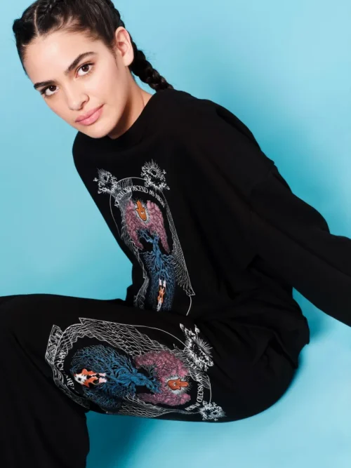 Το Anavasis Jumper της Peace + Chaos συνδυάζει άνεση, διαχρονικό design και ένα ιδιαίτερο μήνυμα. Σε μαύρη απόχρωση, το sweatshirt διαθέτει ένα εντυπωσιακό screen print με το Δέντρο της Ζωής, μαζί με το εμπνευσμένο μήνυμα «You can only ascend as highly as you are rooted».