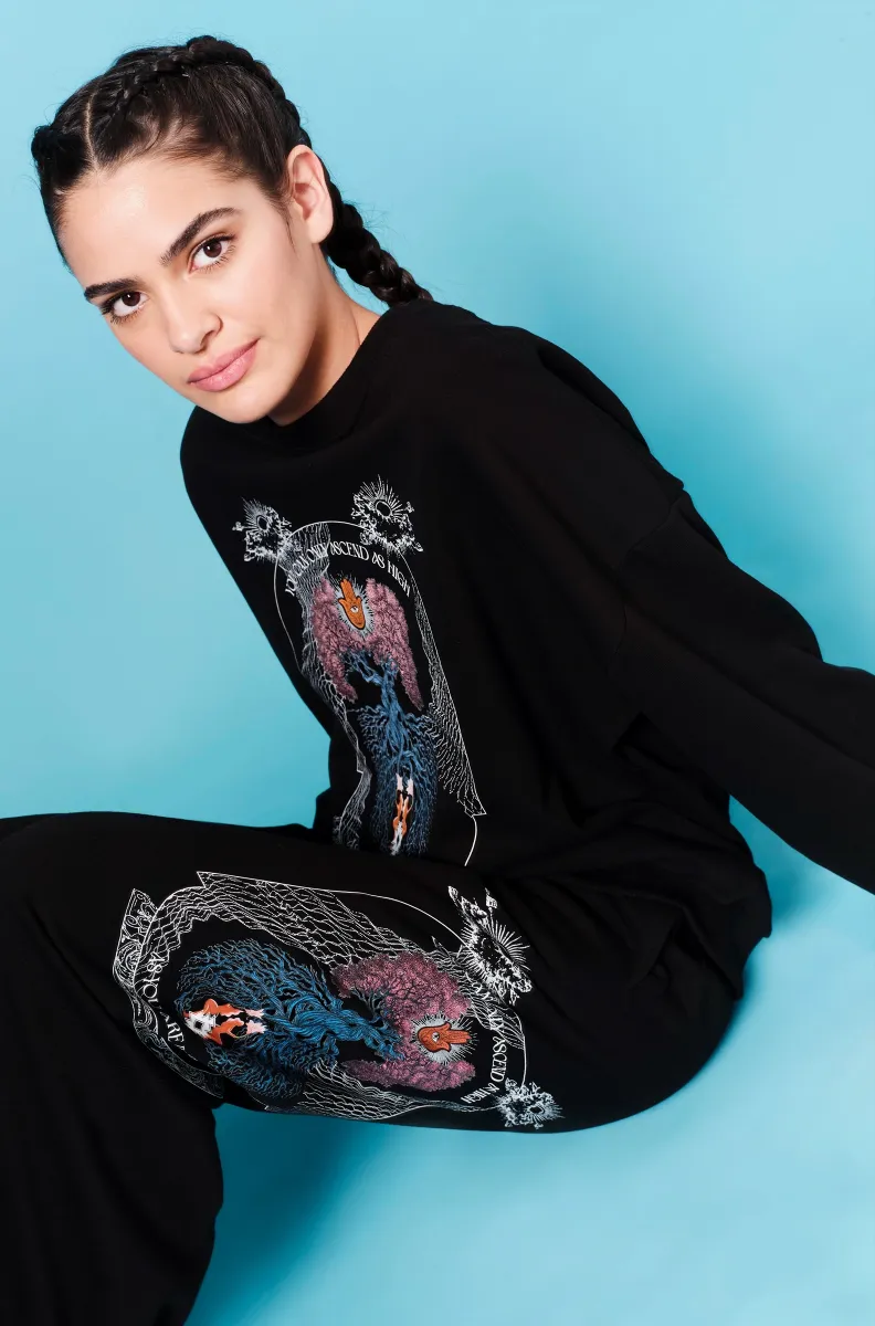 Το Anavasis Jumper της Peace + Chaos συνδυάζει άνεση, διαχρονικό design και ένα ιδιαίτερο μήνυμα. Σε μαύρη απόχρωση, το sweatshirt διαθέτει ένα εντυπωσιακό screen print με το Δέντρο της Ζωής, μαζί με το εμπνευσμένο μήνυμα «You can only ascend as highly as you are rooted».
