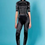 Τα Flux Leggings της Peace + Chaos συνδυάζουν άνεση, ελαστικότητα και ένα ξεχωριστό statement design. Το ιδιαίτερο placement print, εμπνευσμένο από τη ροή των ηχητικών κυμάτων, δημιουργεί ένα δυναμικό αποτέλεσμα που ακολουθεί την αισθητική της κίνησης.