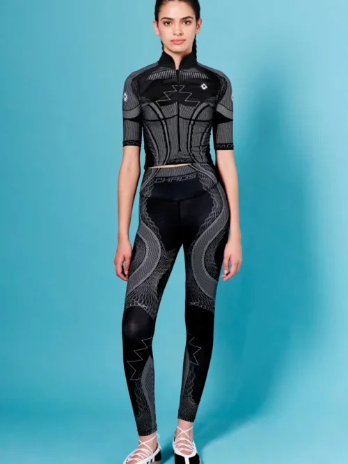 Τα Flux Leggings της Peace + Chaos συνδυάζουν άνεση, ελαστικότητα και ένα ξεχωριστό statement design. Το ιδιαίτερο placement print, εμπνευσμένο από τη ροή των ηχητικών κυμάτων, δημιουργεί ένα δυναμικό αποτέλεσμα που ακολουθεί την αισθητική της κίνησης.