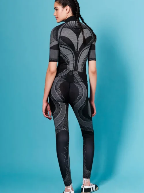 Τα Flux Leggings της Peace + Chaos συνδυάζουν άνεση, ελαστικότητα και ένα ξεχωριστό statement design. Το ιδιαίτερο placement print, εμπνευσμένο από τη ροή των ηχητικών κυμάτων, δημιουργεί ένα δυναμικό αποτέλεσμα που ακολουθεί την αισθητική της κίνησης.