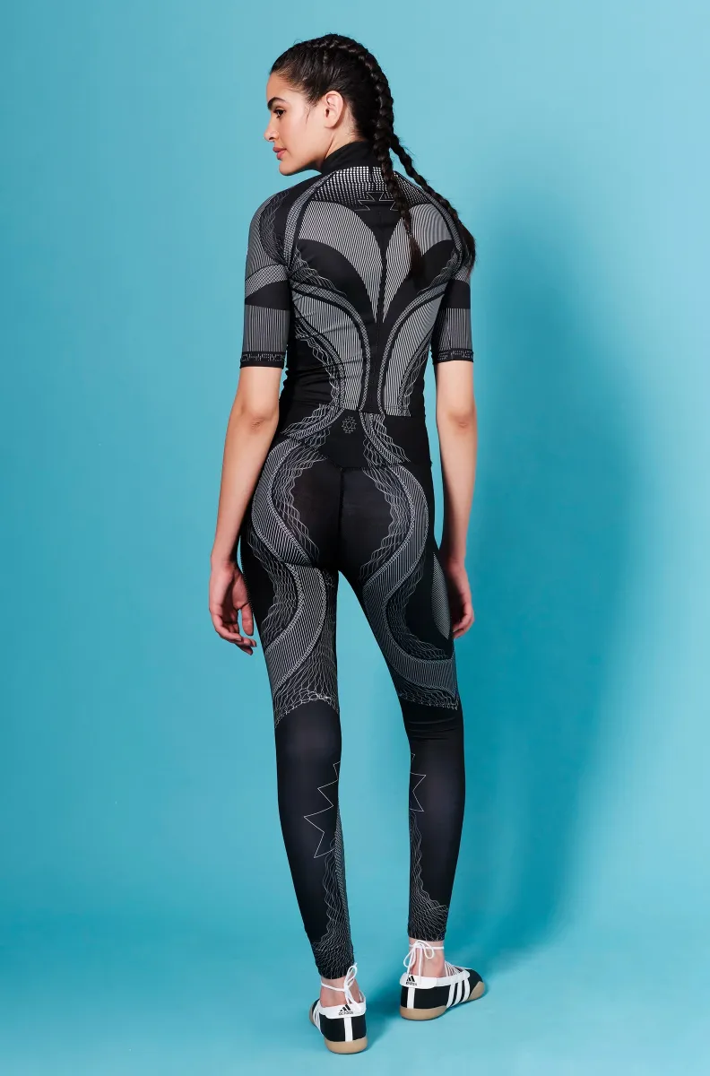 Τα Flux Leggings της Peace + Chaos συνδυάζουν άνεση, ελαστικότητα και ένα ξεχωριστό statement design. Το ιδιαίτερο placement print, εμπνευσμένο από τη ροή των ηχητικών κυμάτων, δημιουργεί ένα δυναμικό αποτέλεσμα που ακολουθεί την αισθητική της κίνησης.