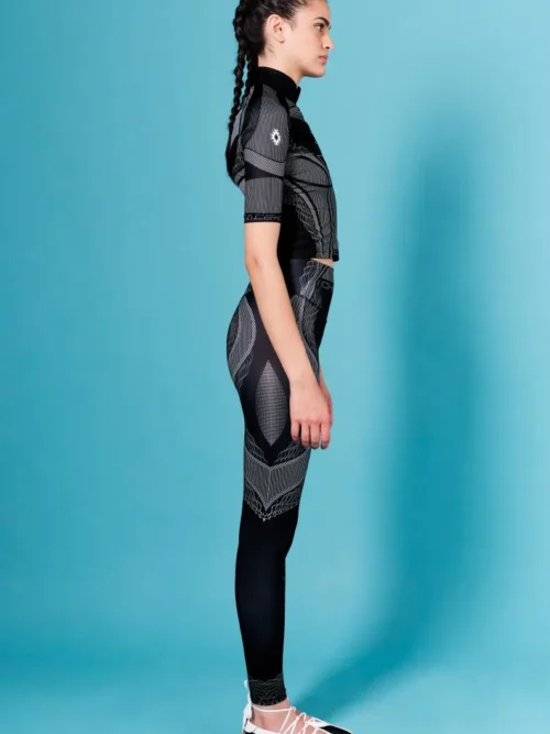 Τα Flux Leggings της Peace + Chaos συνδυάζουν άνεση, ελαστικότητα και ένα ξεχωριστό statement design. Το ιδιαίτερο placement print, εμπνευσμένο από τη ροή των ηχητικών κυμάτων, δημιουργεί ένα δυναμικό αποτέλεσμα που ακολουθεί την αισθητική της κίνησης.