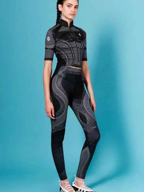Τα Flux Leggings της Peace + Chaos συνδυάζουν άνεση, ελαστικότητα και ένα ξεχωριστό statement design. Το ιδιαίτερο placement print, εμπνευσμένο από τη ροή των ηχητικών κυμάτων, δημιουργεί ένα δυναμικό αποτέλεσμα που ακολουθεί την αισθητική της κίνησης.