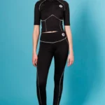 Stillness Leggings Ένα απαραίτητο κομμάτι για κάθε γκαρνταρόμπα. Το κολάν Stillness διαθέτει άνετη μέση με σταυρωτό σχεδιασμό και ψηλή εφαρμογή, προσφέροντας άνεση και σταθερότητα σε κάθε κίνηση.
