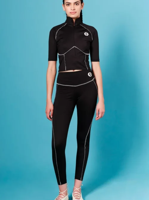 Stillness Leggings Ένα απαραίτητο κομμάτι για κάθε γκαρνταρόμπα. Το κολάν Stillness διαθέτει άνετη μέση με σταυρωτό σχεδιασμό και ψηλή εφαρμογή, προσφέροντας άνεση και σταθερότητα σε κάθε κίνηση.