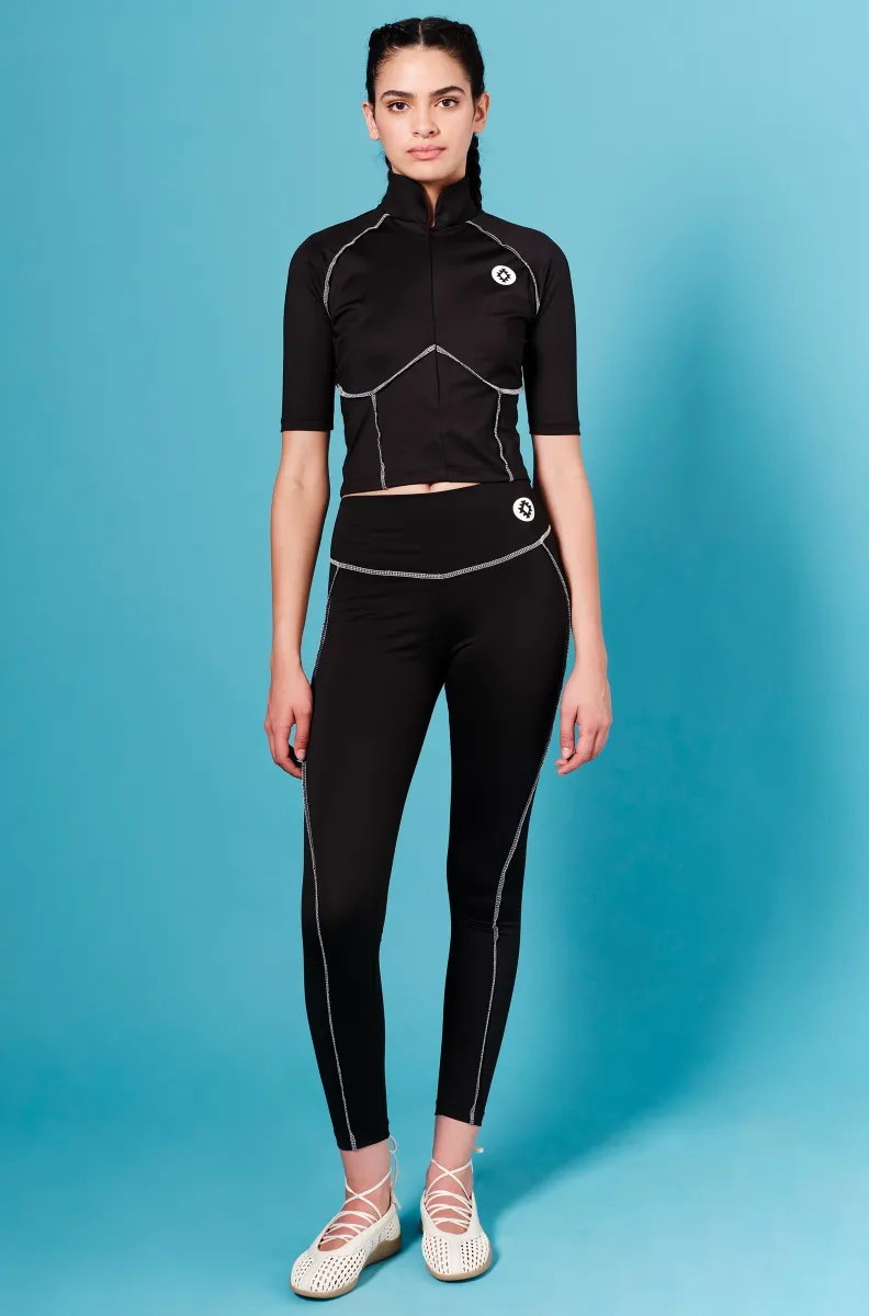 Stillness Leggings Ένα απαραίτητο κομμάτι για κάθε γκαρνταρόμπα. Το κολάν Stillness διαθέτει άνετη μέση με σταυρωτό σχεδιασμό και ψηλή εφαρμογή, προσφέροντας άνεση και σταθερότητα σε κάθε κίνηση.