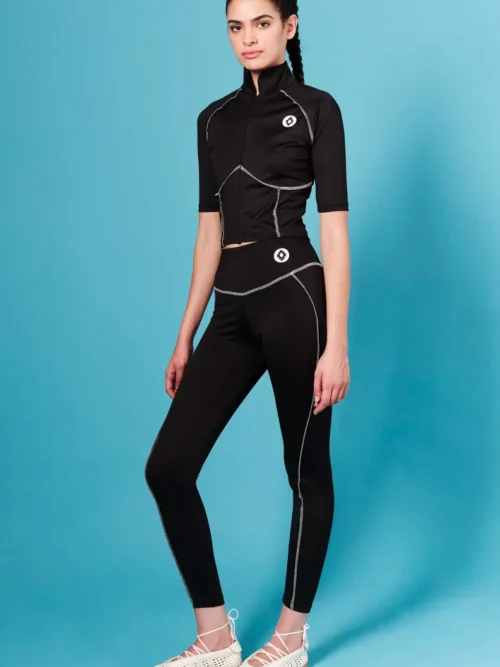 Stillness Leggings Ένα απαραίτητο κομμάτι για κάθε γκαρνταρόμπα. Το κολάν Stillness διαθέτει άνετη μέση με σταυρωτό σχεδιασμό και ψηλή εφαρμογή, προσφέροντας άνεση και σταθερότητα σε κάθε κίνηση.