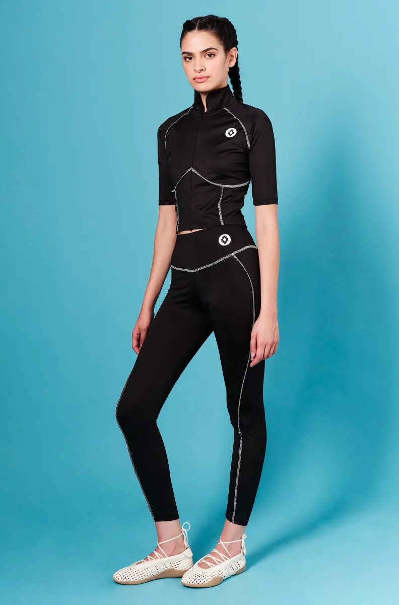 Stillness Leggings Ένα απαραίτητο κομμάτι για κάθε γκαρνταρόμπα. Το κολάν Stillness διαθέτει άνετη μέση με σταυρωτό σχεδιασμό και ψηλή εφαρμογή, προσφέροντας άνεση και σταθερότητα σε κάθε κίνηση.