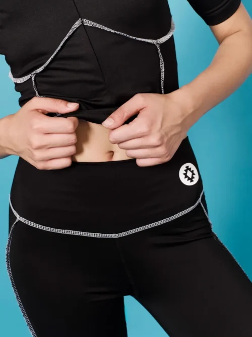 Stillness Leggings Ένα απαραίτητο κομμάτι για κάθε γκαρνταρόμπα. Το κολάν Stillness διαθέτει άνετη μέση με σταυρωτό σχεδιασμό και ψηλή εφαρμογή, προσφέροντας άνεση και σταθερότητα σε κάθε κίνηση.