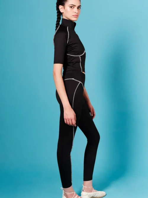 Stillness Leggings Ένα απαραίτητο κομμάτι για κάθε γκαρνταρόμπα. Το κολάν Stillness διαθέτει άνετη μέση με σταυρωτό σχεδιασμό και ψηλή εφαρμογή, προσφέροντας άνεση και σταθερότητα σε κάθε κίνηση.