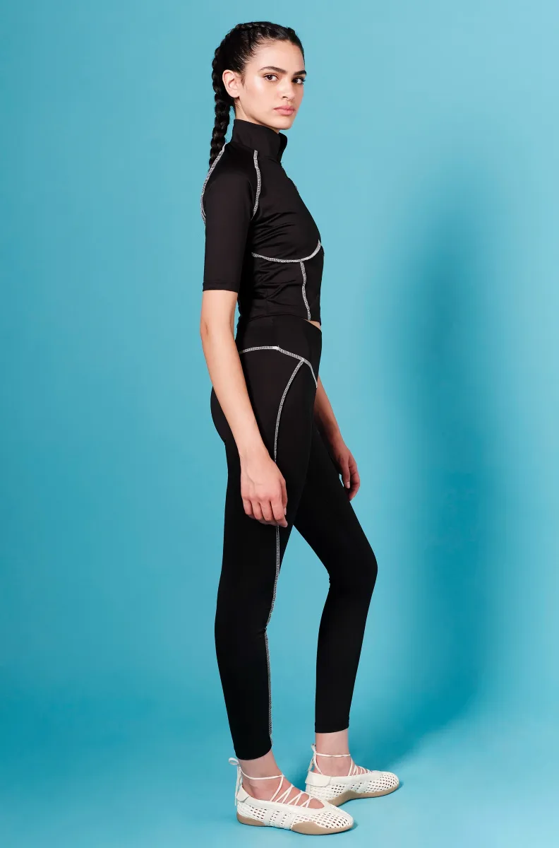 Stillness Leggings Ένα απαραίτητο κομμάτι για κάθε γκαρνταρόμπα. Το κολάν Stillness διαθέτει άνετη μέση με σταυρωτό σχεδιασμό και ψηλή εφαρμογή, προσφέροντας άνεση και σταθερότητα σε κάθε κίνηση.