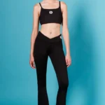 Το Stillness Flare Leggings σε μαύρο χρώμα συνδυάζει άνεση, σύγχρονο design και sporty αισθητική. Η ψηλόμεση εφαρμογή και η γραμμή flare δημιουργούν μια κολακευτική σιλουέτα, ενώ η σταυρωτή μέση προσφέρει ξεχωριστή εφαρμογή και άνεση.