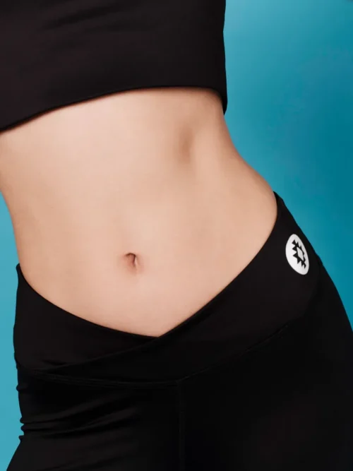 Το Stillness Flare Leggings σε μαύρο χρώμα συνδυάζει άνεση, σύγχρονο design και sporty αισθητική. Η ψηλόμεση εφαρμογή και η γραμμή flare δημιουργούν μια κολακευτική σιλουέτα, ενώ η σταυρωτή μέση προσφέρει ξεχωριστή εφαρμογή και άνεση.