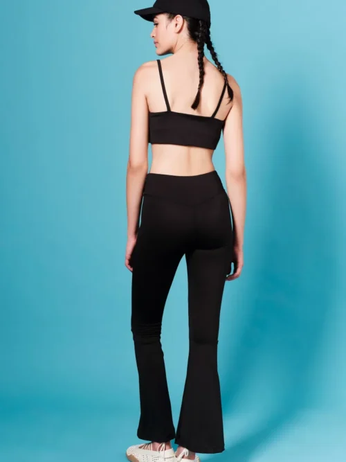 Το Stillness Flare Leggings σε μαύρο χρώμα συνδυάζει άνεση, σύγχρονο design και sporty αισθητική. Η ψηλόμεση εφαρμογή και η γραμμή flare δημιουργούν μια κολακευτική σιλουέτα, ενώ η σταυρωτή μέση προσφέρει ξεχωριστή εφαρμογή και άνεση.