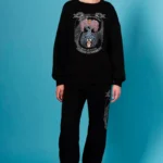 Τα Anavasis Joggers αποτελούν μια σύγχρονη εκδοχή του διαχρονικού jogging παντελονιού. Κατασκευασμένα από μείγμα βαμβακιού, προσφέρουν άνεση και πρακτικότητα, ενώ το μαύρο χρώμα και ο ιδιαίτερος σχεδιασμός τους χαρίζουν μια μοντέρνα και ξεχωριστή αισθητική.
