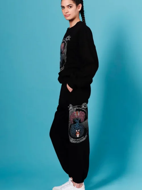 Τα Anavasis Joggers αποτελούν μια σύγχρονη εκδοχή του διαχρονικού jogging παντελονιού. Κατασκευασμένα από μείγμα βαμβακιού, προσφέρουν άνεση και πρακτικότητα, ενώ το μαύρο χρώμα και ο ιδιαίτερος σχεδιασμός τους χαρίζουν μια μοντέρνα και ξεχωριστή αισθητική.