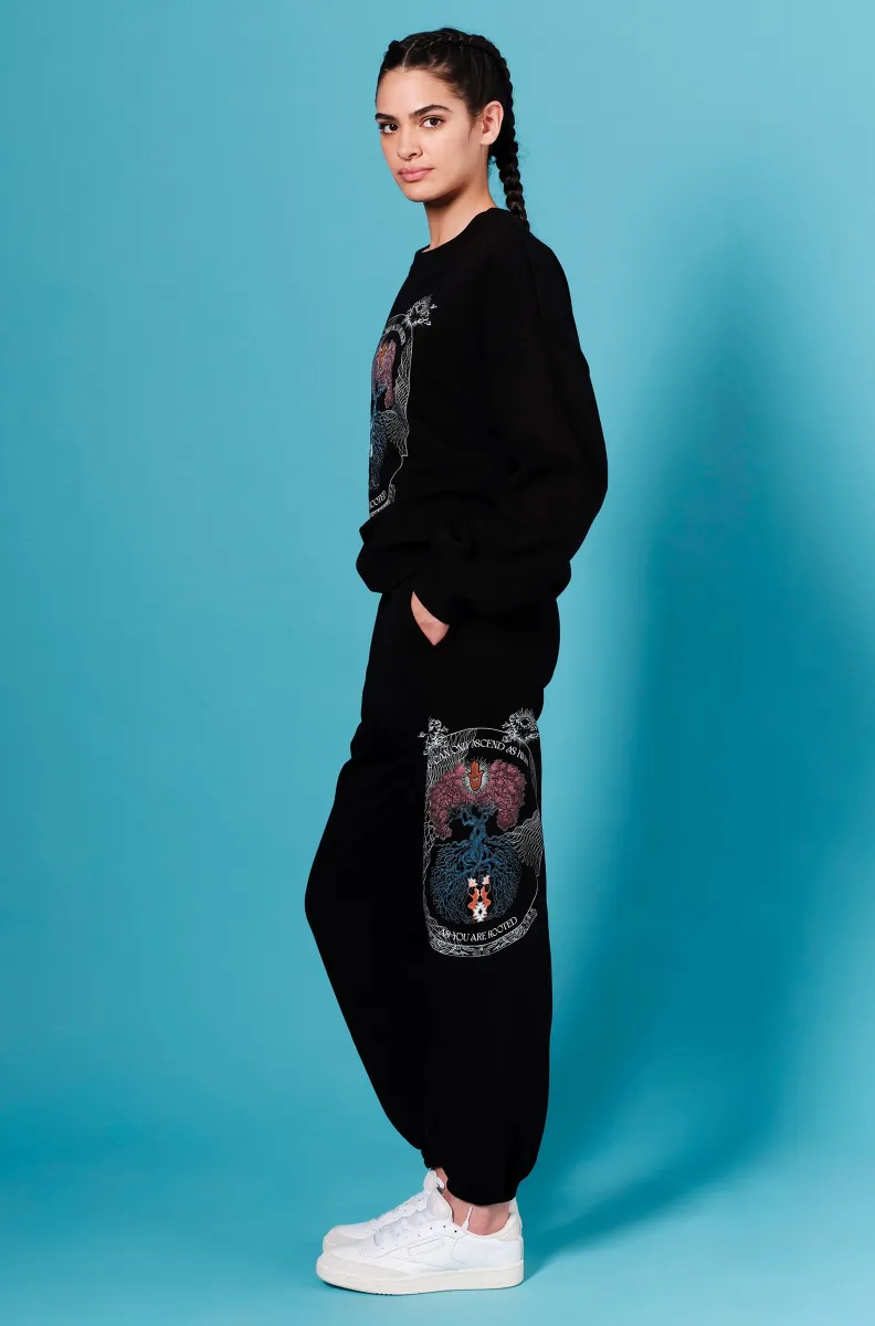 Τα Anavasis Joggers αποτελούν μια σύγχρονη εκδοχή του διαχρονικού jogging παντελονιού. Κατασκευασμένα από μείγμα βαμβακιού, προσφέρουν άνεση και πρακτικότητα, ενώ το μαύρο χρώμα και ο ιδιαίτερος σχεδιασμός τους χαρίζουν μια μοντέρνα και ξεχωριστή αισθητική.