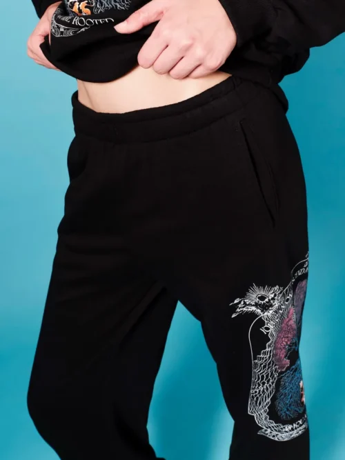 Τα Anavasis Joggers αποτελούν μια σύγχρονη εκδοχή του διαχρονικού jogging παντελονιού. Κατασκευασμένα από μείγμα βαμβακιού, προσφέρουν άνεση και πρακτικότητα, ενώ το μαύρο χρώμα και ο ιδιαίτερος σχεδιασμός τους χαρίζουν μια μοντέρνα και ξεχωριστή αισθητική.