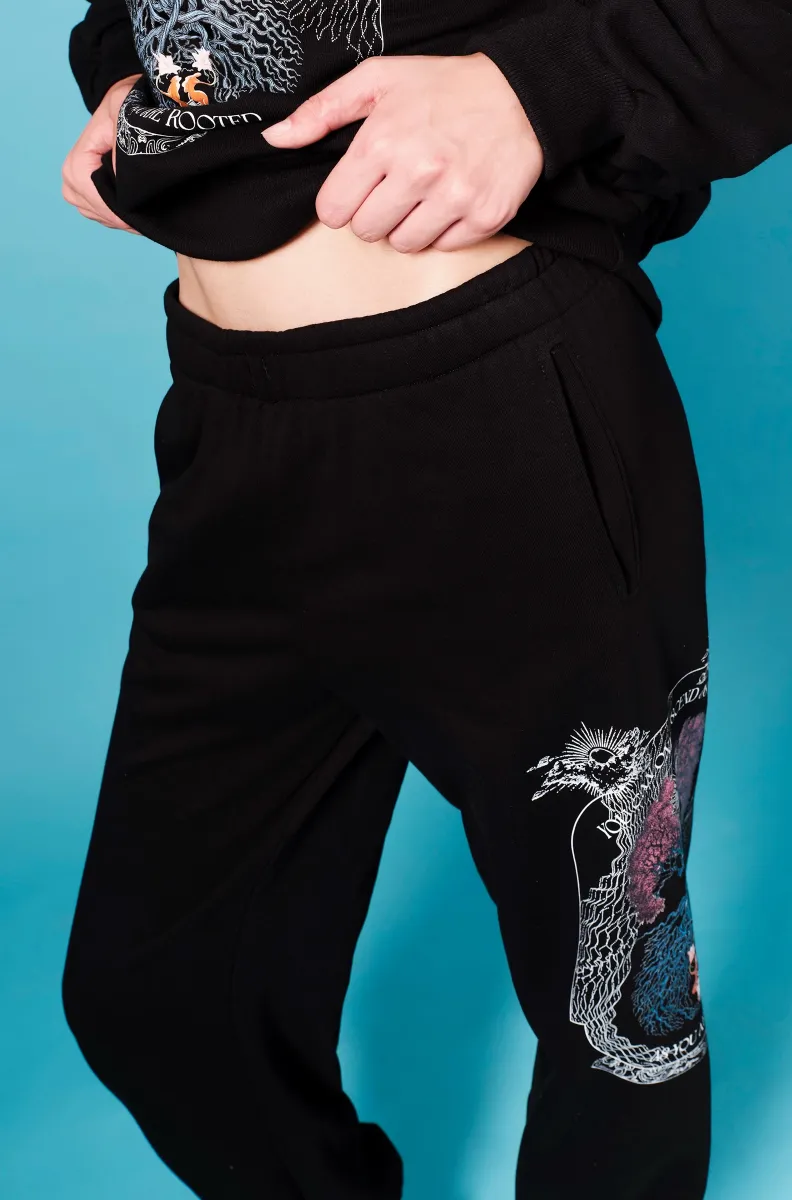 Τα Anavasis Joggers αποτελούν μια σύγχρονη εκδοχή του διαχρονικού jogging παντελονιού. Κατασκευασμένα από μείγμα βαμβακιού, προσφέρουν άνεση και πρακτικότητα, ενώ το μαύρο χρώμα και ο ιδιαίτερος σχεδιασμός τους χαρίζουν μια μοντέρνα και ξεχωριστή αισθητική.