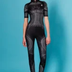 Το Flux Jumpsuit συνδυάζει εφαρμογή που αγκαλιάζει το σώμα με μια ξεχωριστή, σύγχρονη αισθητική. Σχεδιασμένο για ελευθερία κινήσεων, διαθέτει ρευστή hourglass σιλουέτα που ακολουθεί τις γραμμές του σώματος και κινείται μαζί σου.